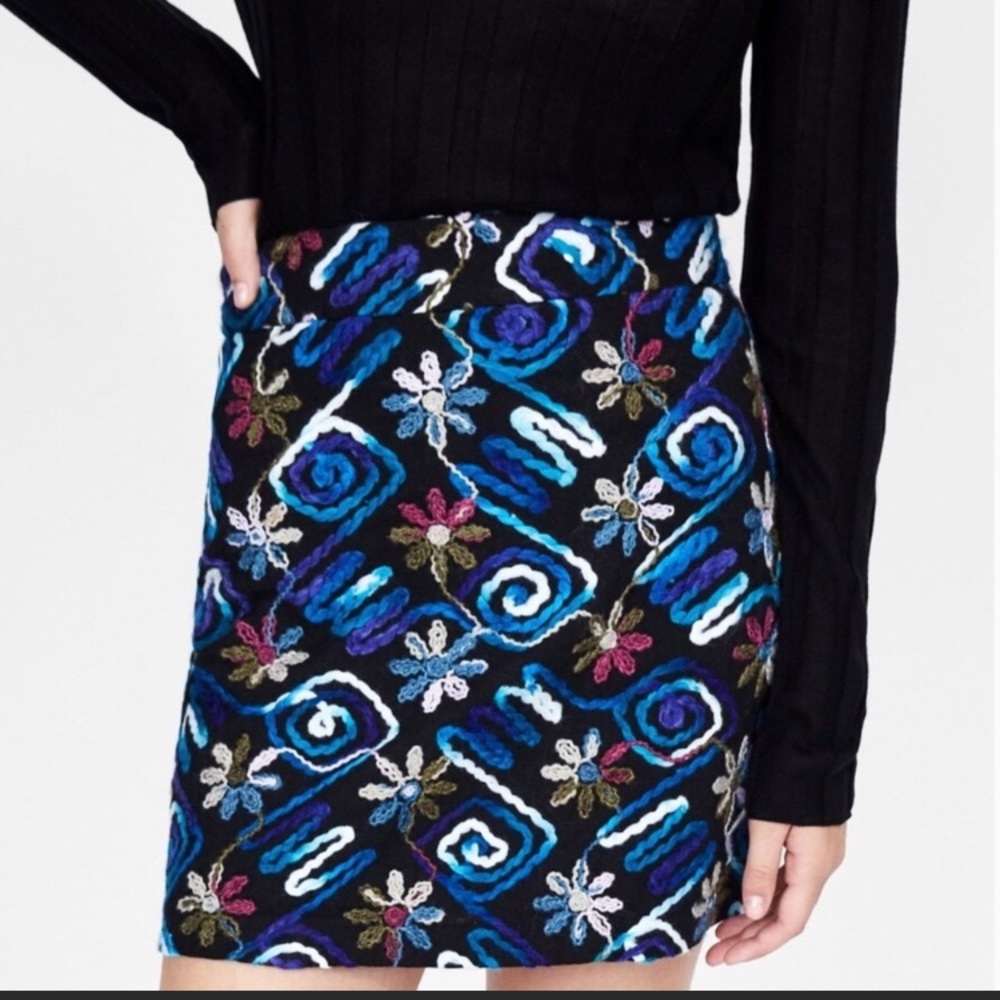 Zara mini skirt with yarn flowers embroidered